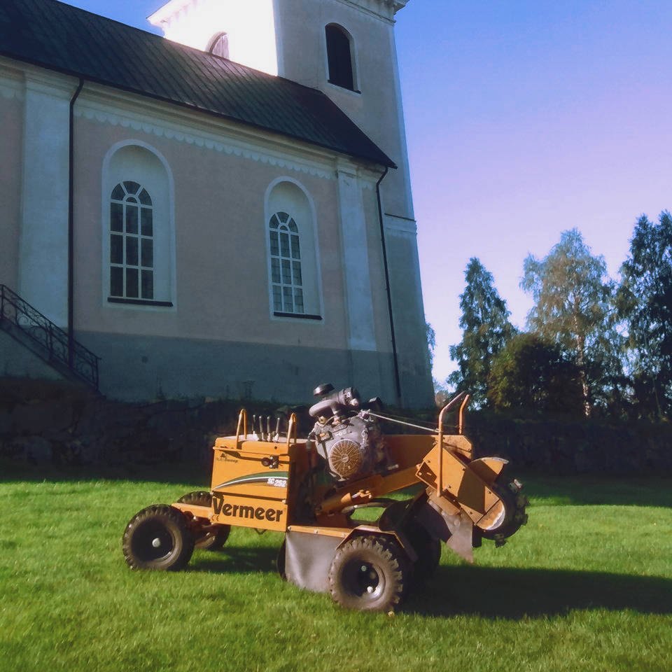 Stubbfräs framför kyrka